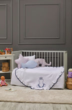 Couverture en Mousseline Brodée King Bear Bébé - White/Indigo