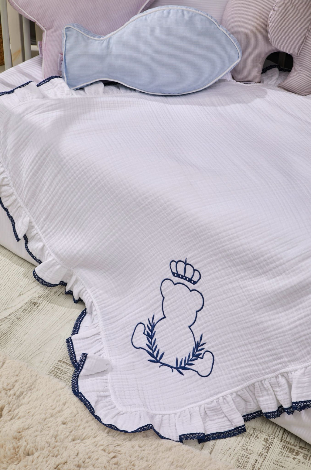 Couverture en Mousseline Brodée King Bear Bébé - White/Indigo