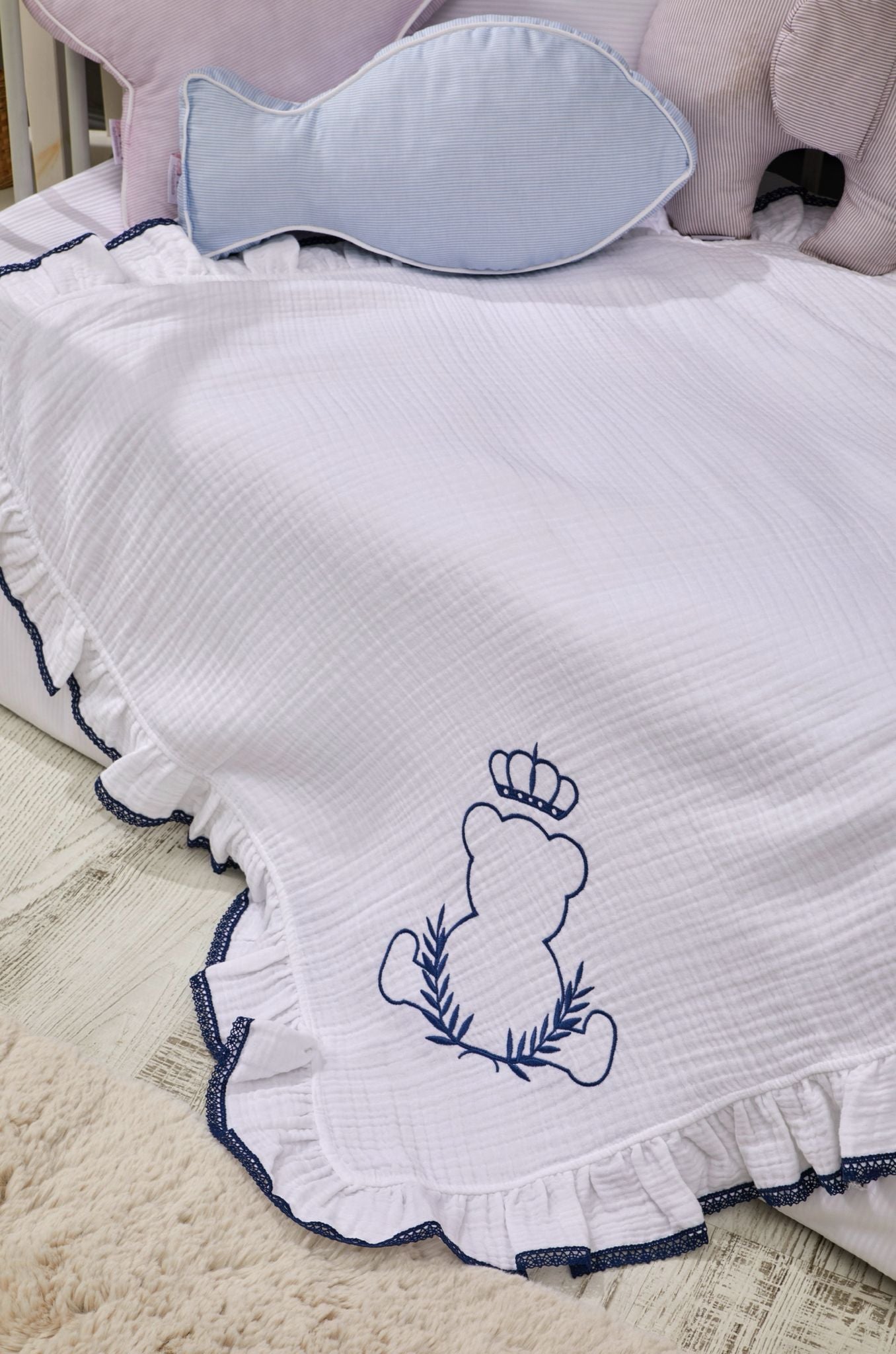 Couverture en Mousseline Brodée King Bear Bébé - White/Indigo